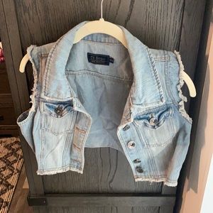 Crop sleeveless jean jacket